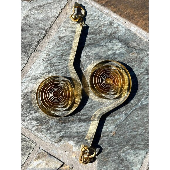 1970s Gold Tone Thick Wire Tightly Coiled Circle Drop Dangle Earrings Non Pierce - Picture 4 of 4